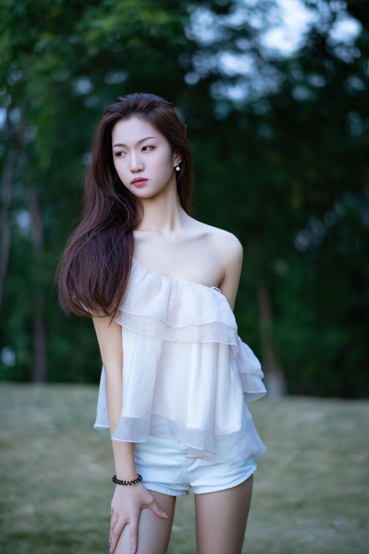 夏日清新穿搭，白色荷叶边上衣搭配牛仔短裤，自然光下更显清新动人。谁是你心中的国风