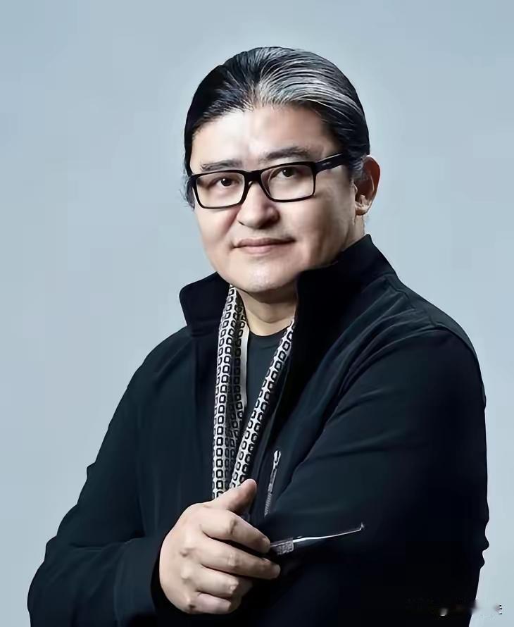 为什么刘欢的逝去会引起这么大的轰动？因为有人说他是歌仙，我说他是中国人民的歌唱家