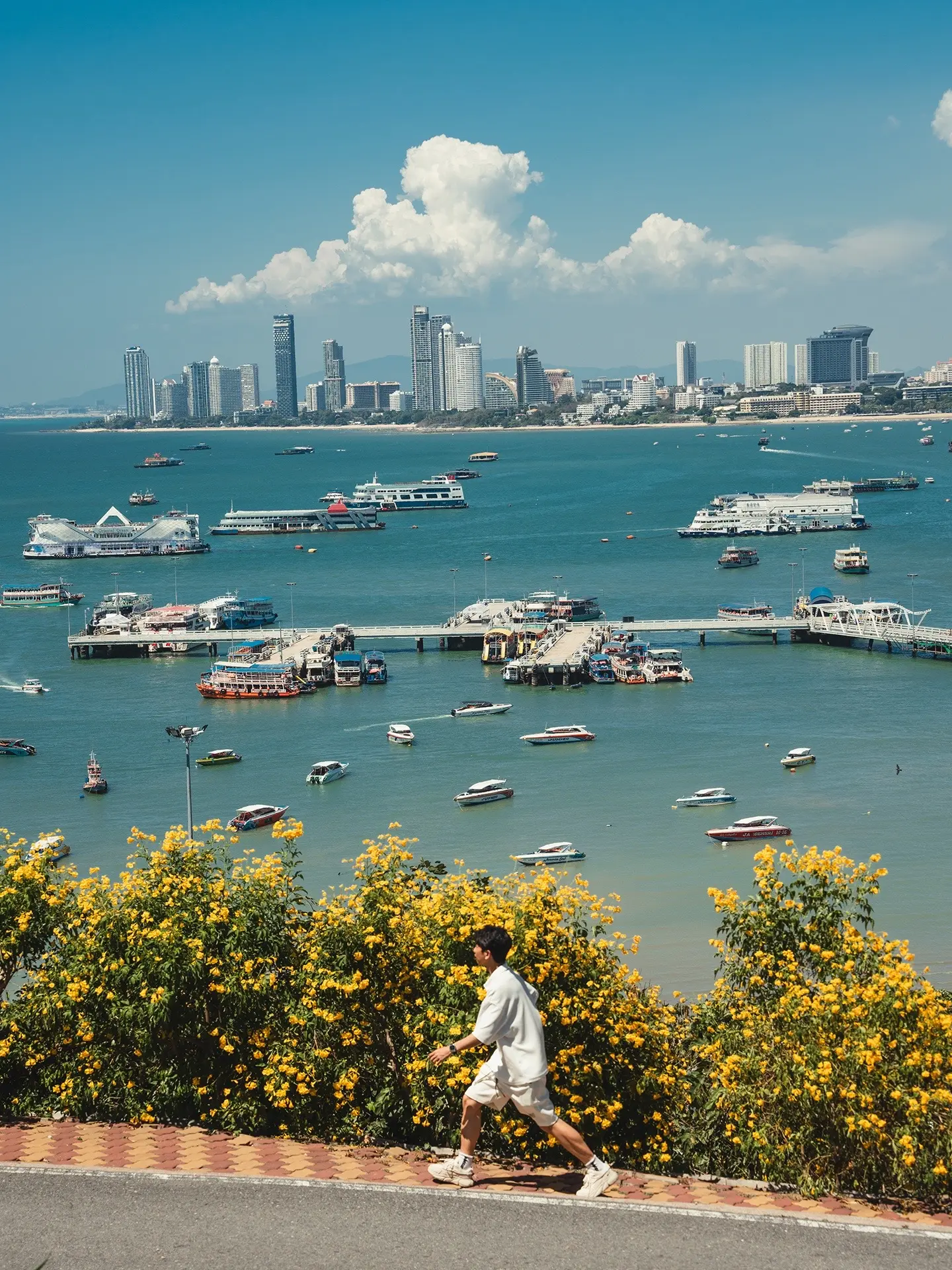 在芭提雅“路的尽头是海”绝美浪漫的机位。俯瞰整个芭提雅海湾的机位也太浪漫了
午后舒适悠闲沐浴海滩阳光和冰镇饮料 
🔍地址搜索City coffee Pattaya
🚕交通来回都可以用Grob很方便 
𝙋𝙡𝙖𝙮 𝙨𝙩𝙧𝙖𝙩𝙚𝙜𝙮游玩攻略
1️⃣首图前几张都是这家店附近的机位很出片！点上一杯咖啡可以俯瞰芭提雅的海湾
2️⃣整个山坡拍照都很出片特别是咖啡屋里外的机位
3️⃣这里拍照不用人挤人很多地方都可以拍完全不用排队，只不过咖啡厅的窗边机位需要提前占位置
4️⃣整个山只有这家店有餐食和冰饮所以去附近拍照要自己带好水和干粮 
注意⚠️
①打车如果不好定位可以让店员帮忙告知司机
②海边很热记得做好防晒措施和装备