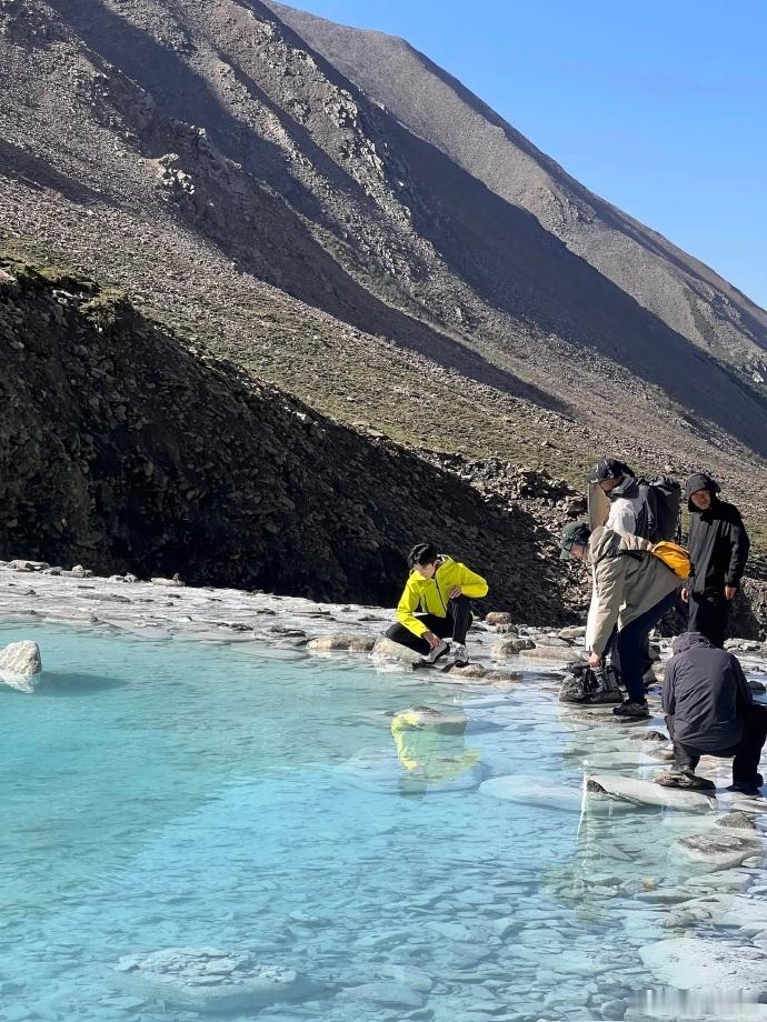 王星越爬山偶遇图破万了全网都在偶遇王星越骑马爬山 发现全网都在偶遇他爬山了，骑马