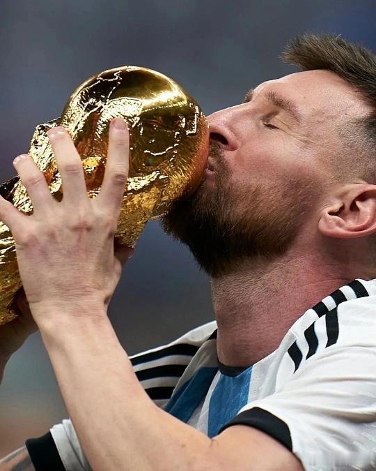 卡塔尔世界杯决赛，阿根廷点球大战4-2战胜法国，时隔36年第三次捧起大力神杯。梅