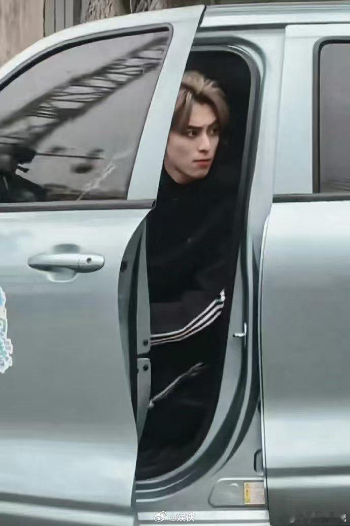 王鹤棣素颜录制亲爱的客栈亲爱的客栈2026 有颜就是可以为所欲为！王鹤棣买个菜都