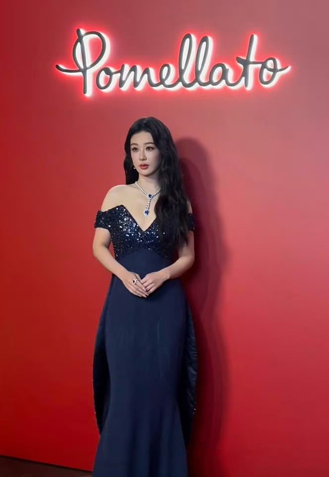 杨紫今晚上身的是Alexis Mabille 2025春夏高定制！ ​​​