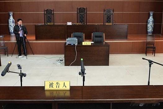 庭审当然能继续了。原告和被告都没有，还怎么继续？只能当作撤案处理了。
如果原告来