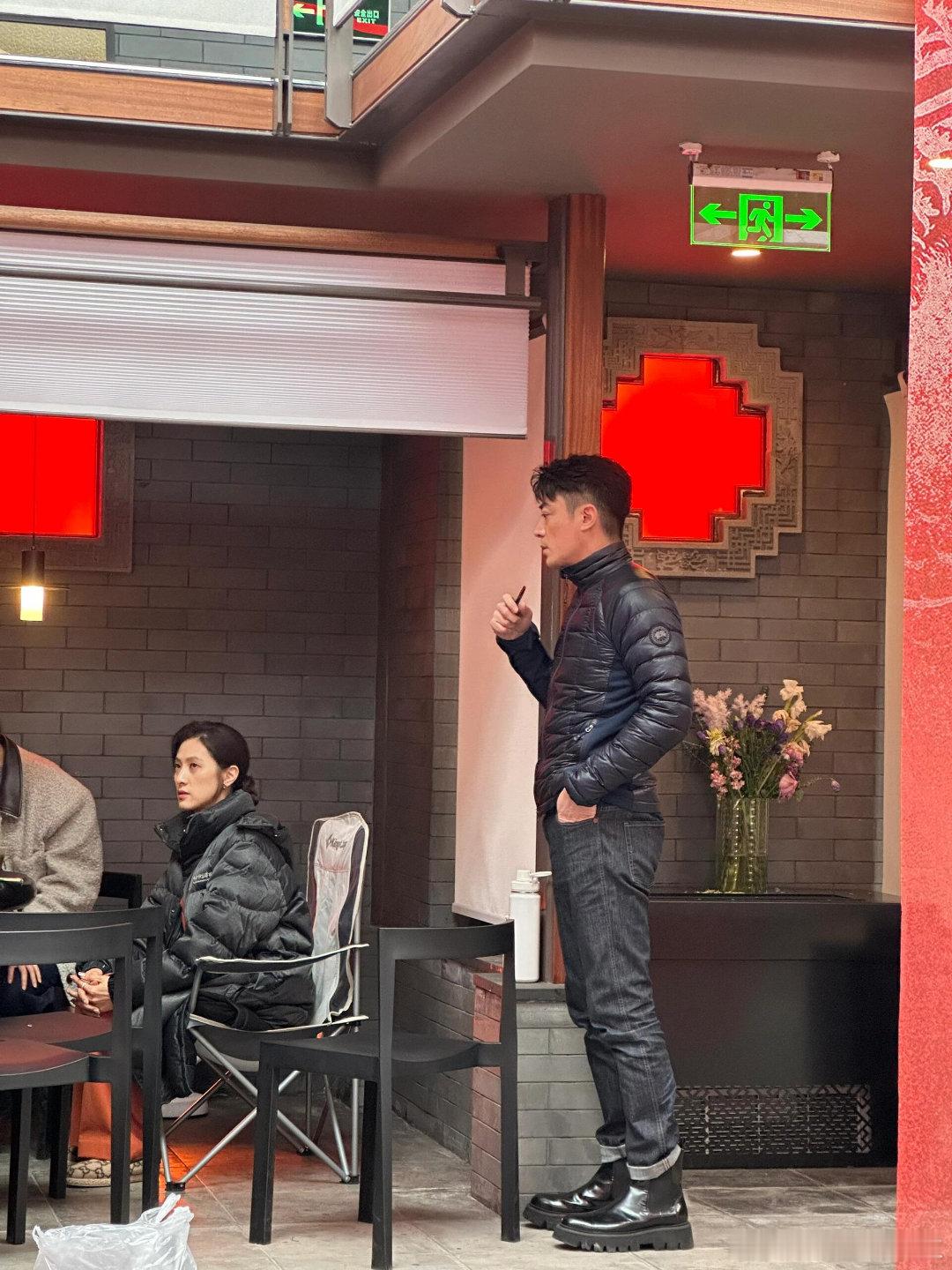 北京偶遇霍建华拍戏，为保持身材，他坐一旁看剧组演员吃饭，对自己要求严 ​​​