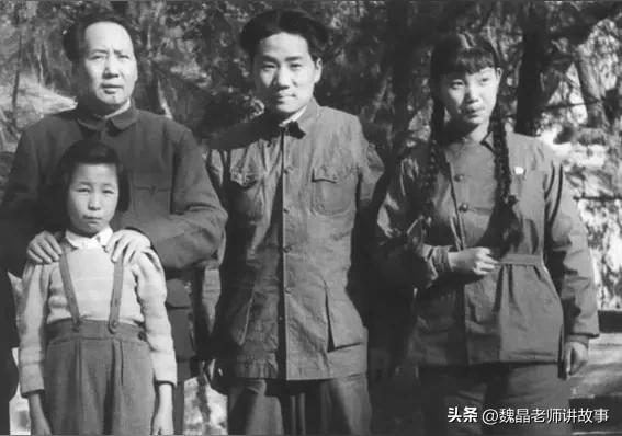 伟大领袖是如何入党的？
毛主席是通过参与创建长沙共产党早期组织而入党的，他将自己