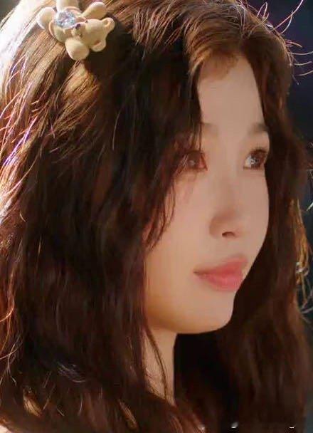 万青再次来到车行，逼迫靳朝表态不卷入浑水，靳朝让她父亲万胜邦亲自来说。僵持之中姜