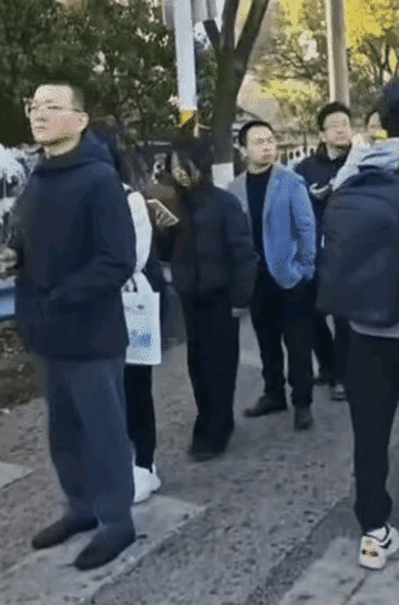 看到有这么多的人来送别张雪峰，突然很感动，有多久没看到这么多老百姓来送别一个素未