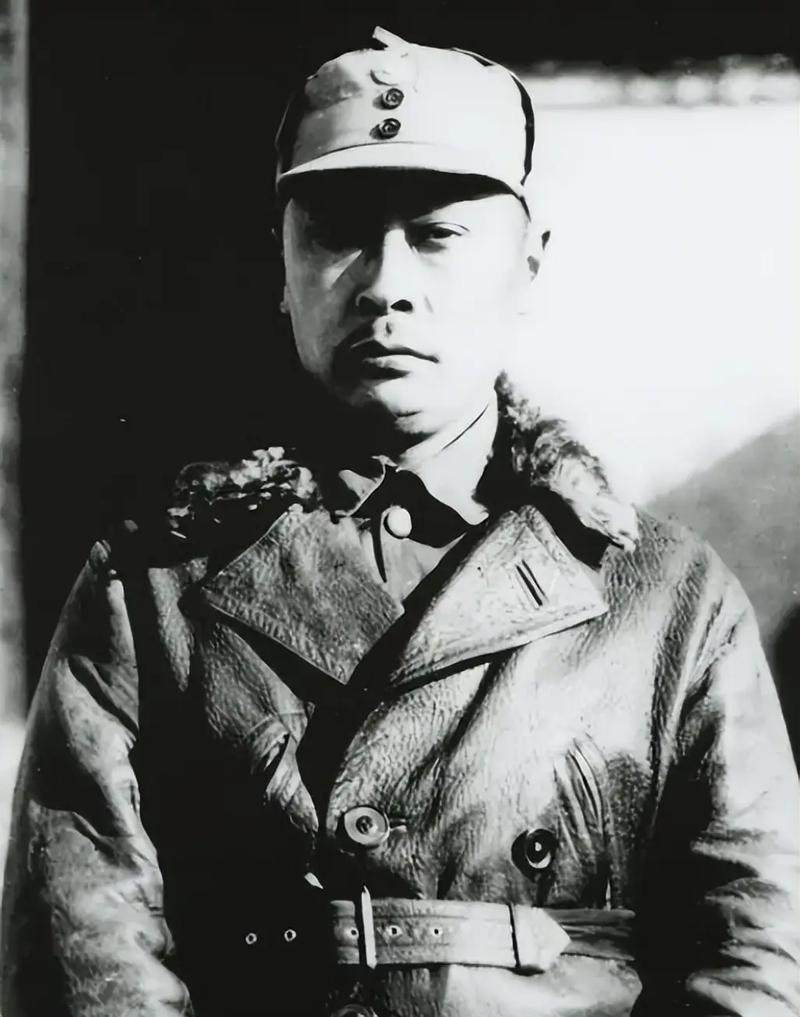 1949年，北平解放前，军统北平站少将站长徐宗尧手握巨额财富，可他却没有跟着蒋介