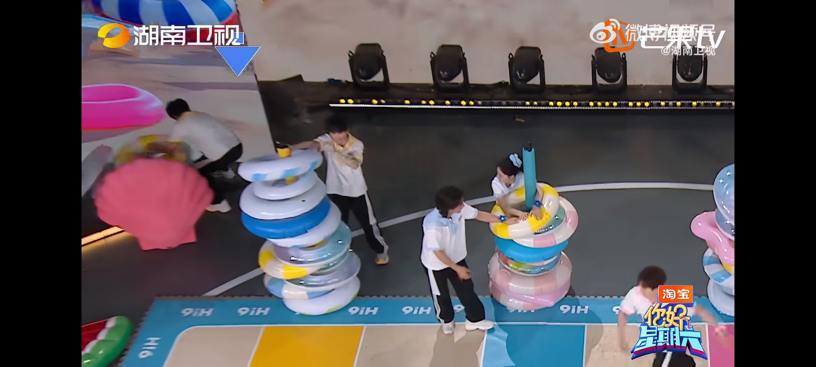 李昀锐是会捣乱的李昀锐出手一击必中玩游戏分组抢游泳圈，其他人还盯着自己面前的，小