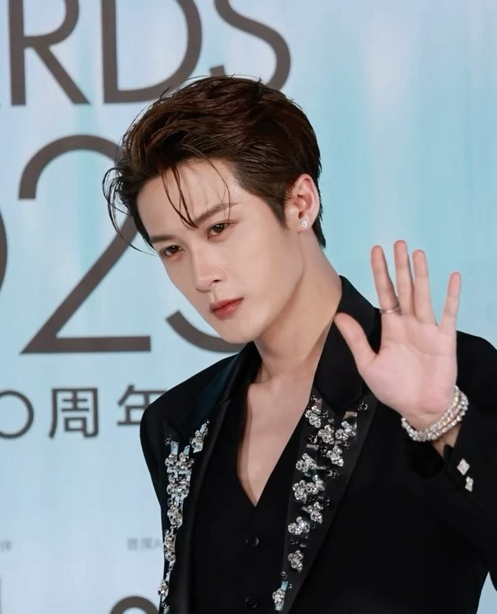 什么叫真正的“定毯神针”↓ELLE红毯 ​​​