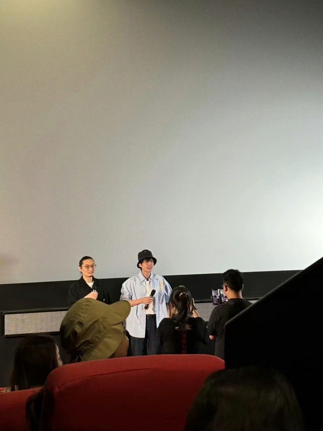 #张若昀空降北京电影院# 张若昀带着王炸的小脑空降北京电影院！玩梗整活还得是张若