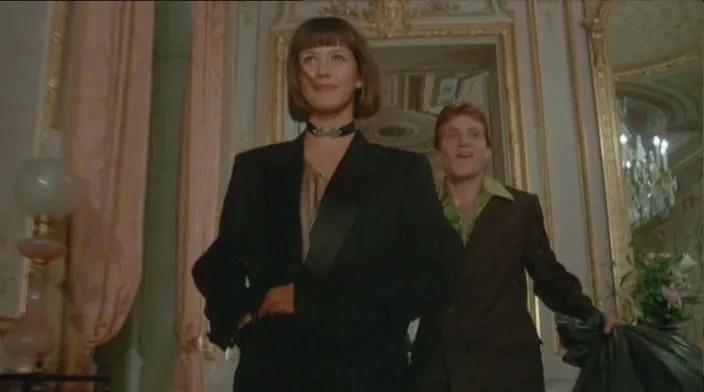 巴黎后巷，那个抢劫犯用枪指着自己拼命救出来的女人。
而她，正用身体护着另一个男人