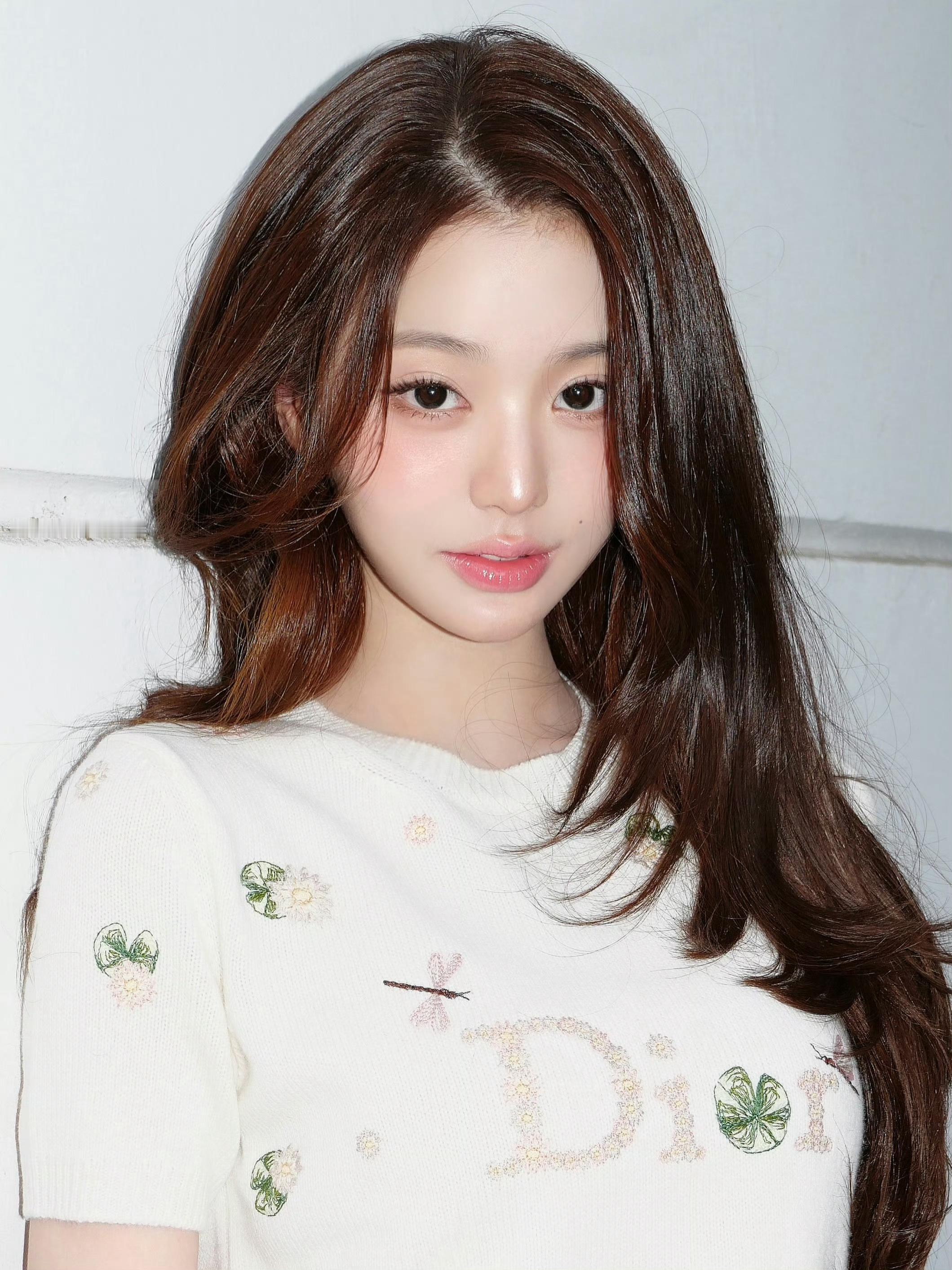 张元英全身Dior出发巴黎期待张元英闪耀巴黎！！！和dior适配度太高啦 ​​​