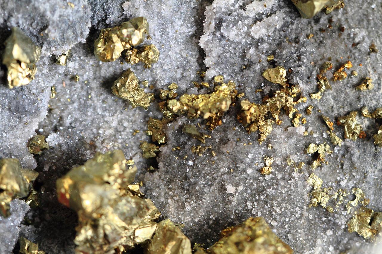 金矿的常见类型有哪些? 金矿类型还挺多的。砂金矿是很常见的一种，它主要是由含金的