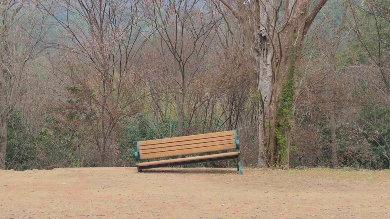 我有一位朋友，他买不少ETF，他的策略是“死拿”。
三年前，每次碰到他，谈到行情