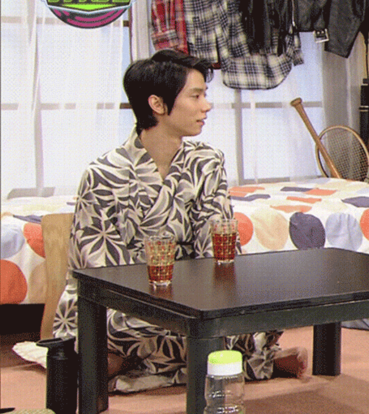 #羽生结弦退役后的状态# 
参加节目居家松弛感[笑哭]，弹跳和柔韧度相当惊人。