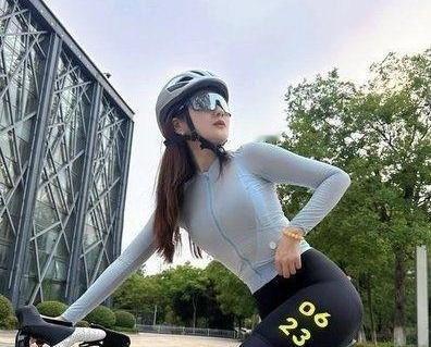 感情里最怕的不是吵架，是一方在认真过日子，另一方却只想着玩。
鸟哥这次真踢到铁板