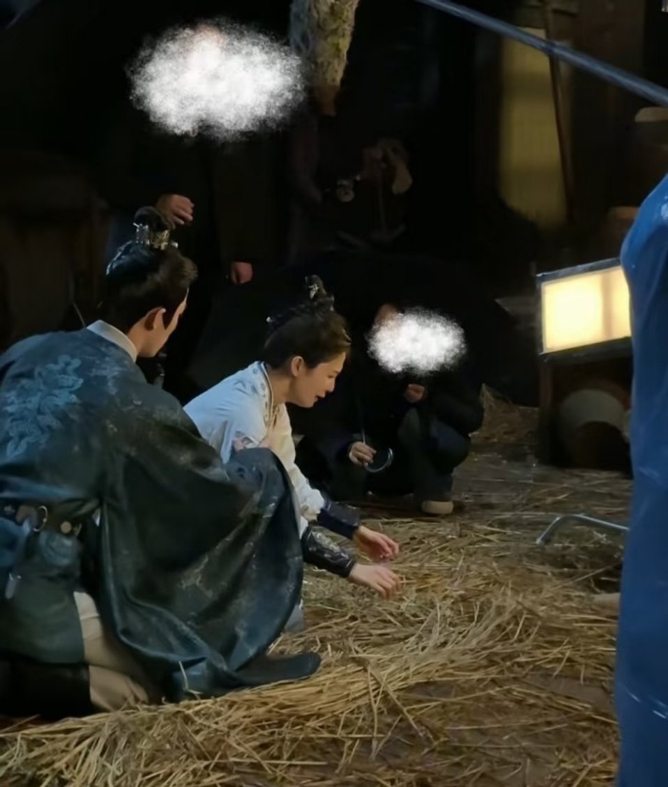 她记起了血海深仇，却永远失去了那个拼了命护她长大的人。从此世间再无老鬼头，只剩李