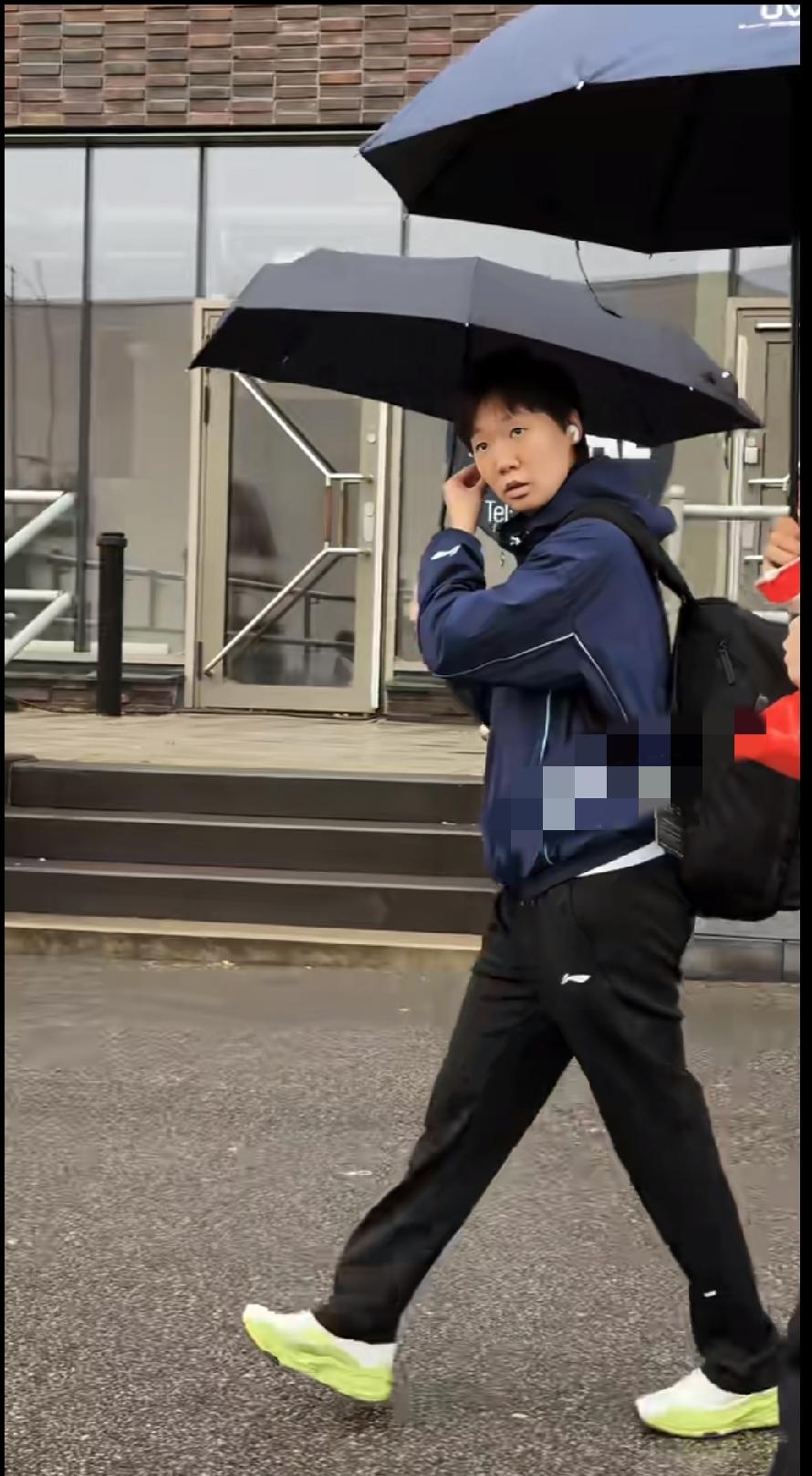 刷到王曼昱瑞典上训的路透视频。
 
外面下起了小雨，鳗鱼自己撑着一把黑伞，步履匆
