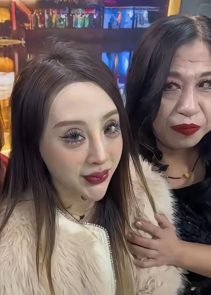 这是整成这样的，还是画成这样的，如果是化妆恶搞的就还好，但是如果这是整容后的脸，
