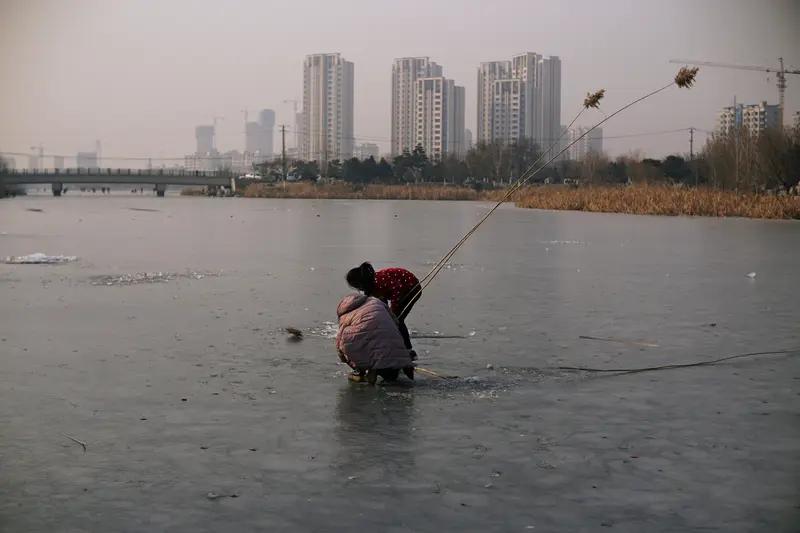 12月6日下午，宁夏同心县豫海湖发生惊险一幕。4岁男童轩轩在冰面嬉戏时，冰层突然