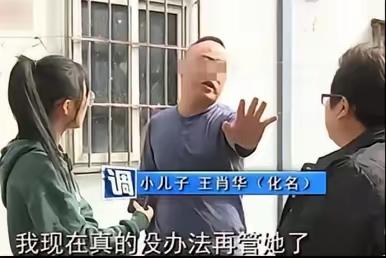 断臂男子独自赡养父母20年，为还外债卖掉老房子，谁知母亲偷偷给国外的3个儿女打电