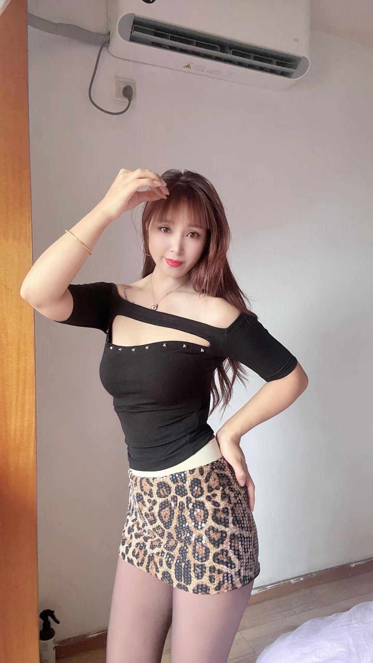 1988年属龙，今年38岁。在这不三不四的年纪里，却少了38岁的城府。被人一暖就