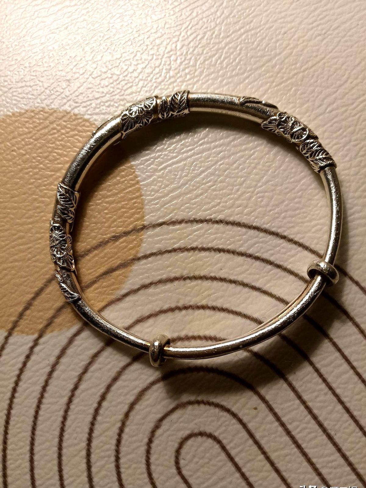 花了400多买的银镯子，现在直接翻倍？！
某宝妈去年给娃挑了只30克的小银镯，1