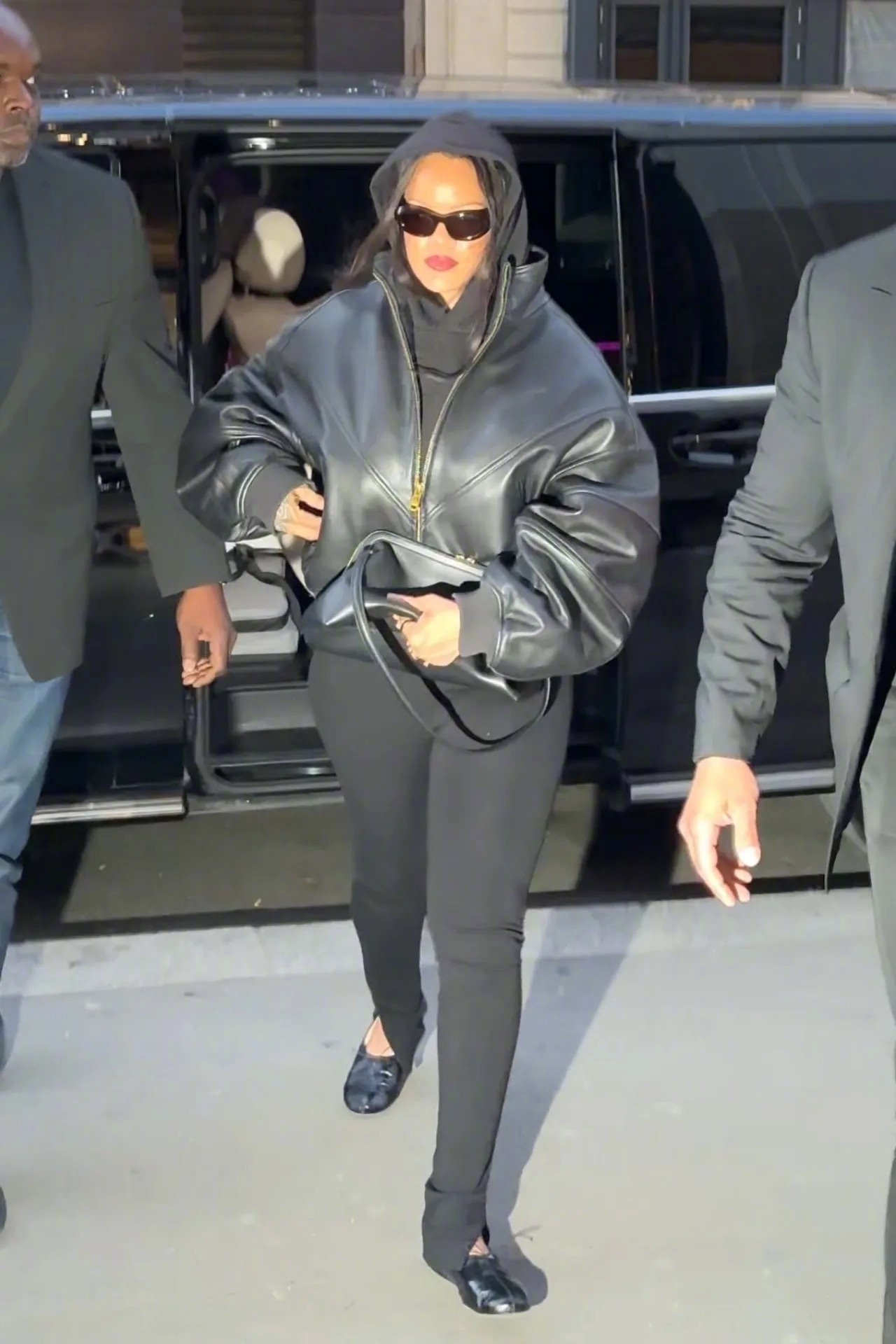 著名女企业家蕾哈娜现身巴黎 Jimmy Choo 购物被拍，挑到了一双金色高跟鞋