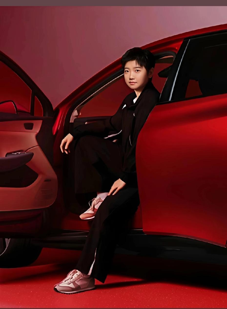 红旗拍的很权威的美
莎莎一身正气，又飒又美
我莎帅起来男人都得靠边站
 霸气十足