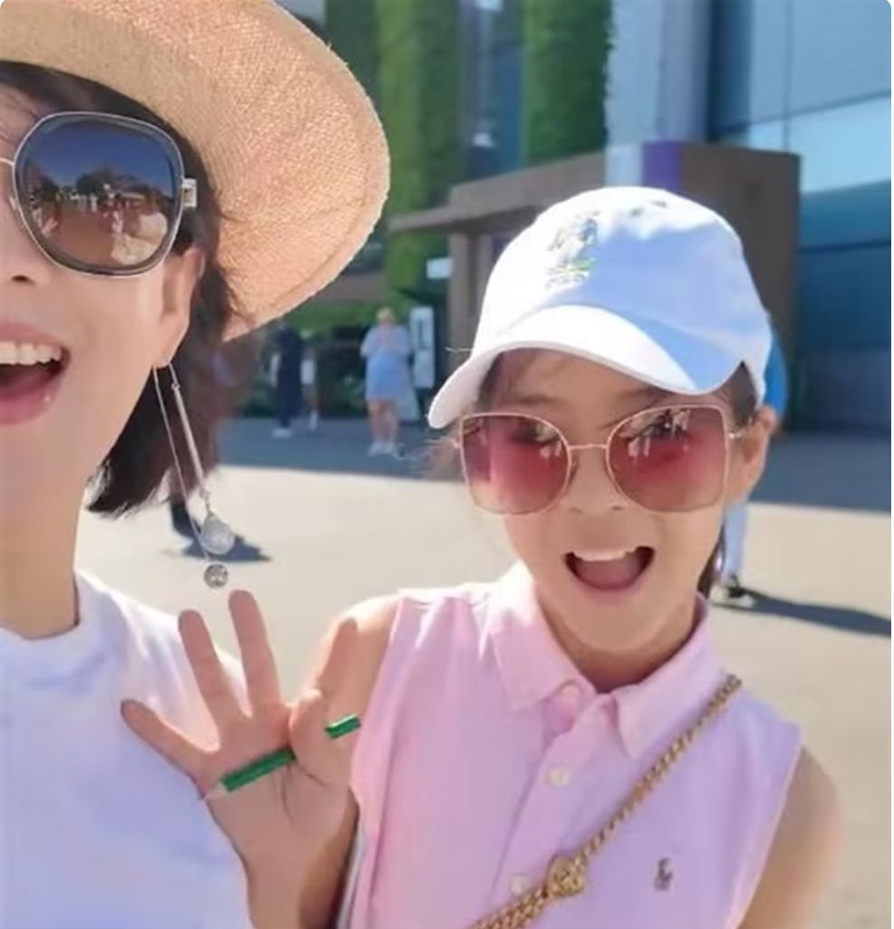 章子怡晒和孩子们的温网之旅，10岁醒醒落落大方，6岁儿子好软萌 