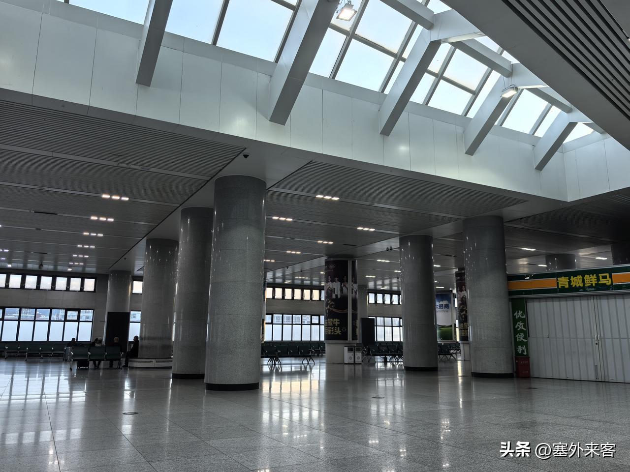 是太早了还是坐火车的人少了？早晨5:30的呼和浩特火车站，进站口只有我一个人，七