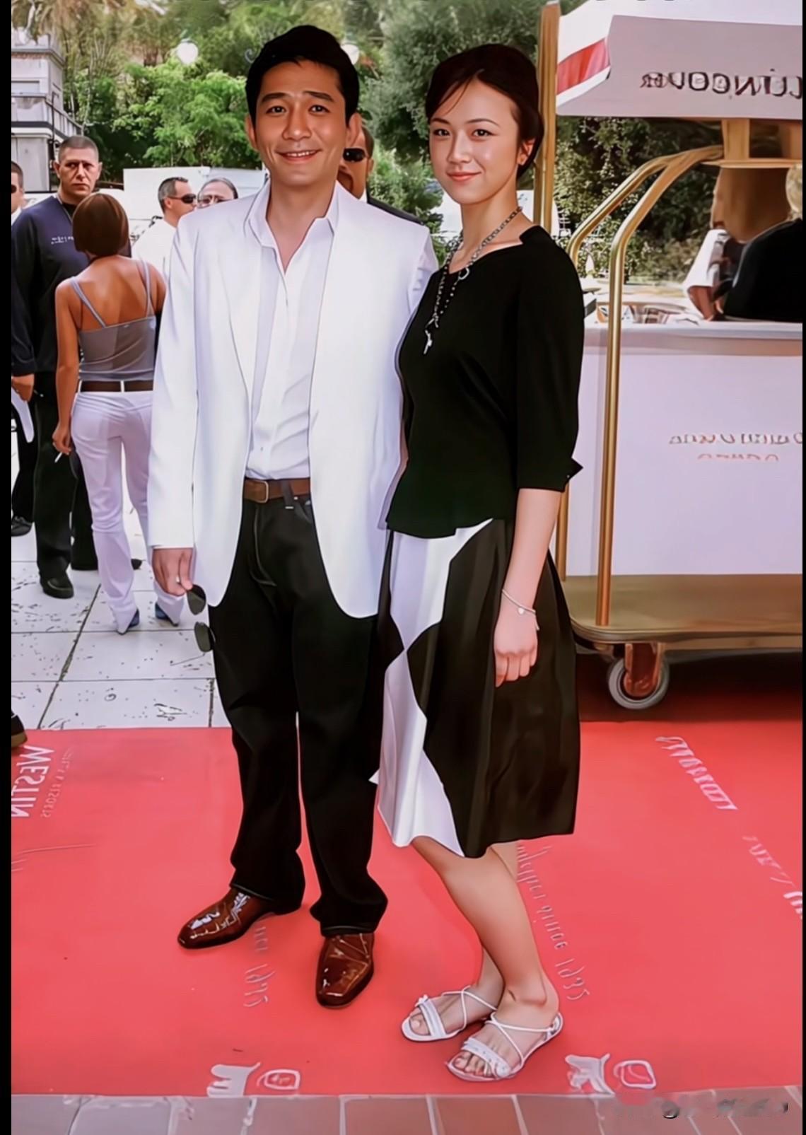 集卡领红包汤唯当年又朴素又低调，为了不给前辈梁朝伟，增加身高的尴尬，合影又是平底