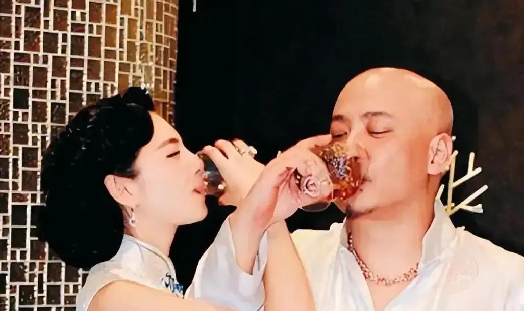 凌晨三点，张雨绮甩出离婚声明，手机震醒的不是八卦，是你心里那句：
 
“她怎么还