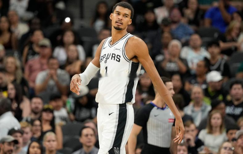 NBA杯半决赛，雷霆今日迎战马刺。赛前，文班亚马的言论引发了巨大争议:记者问到: