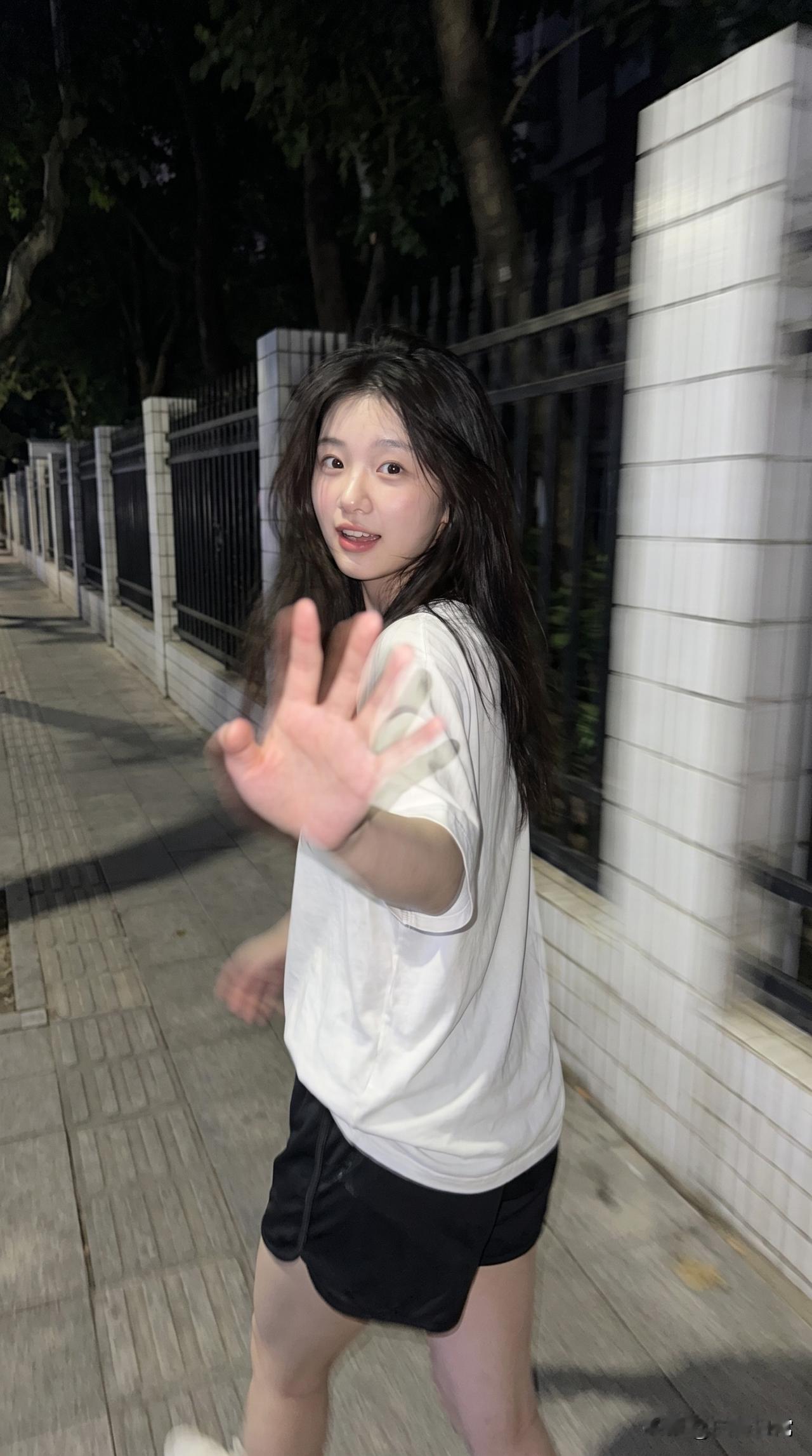 无意间拍到的神图，有点模糊，但是感觉很好看。你见过最清纯的女生是什么样的自然纯真