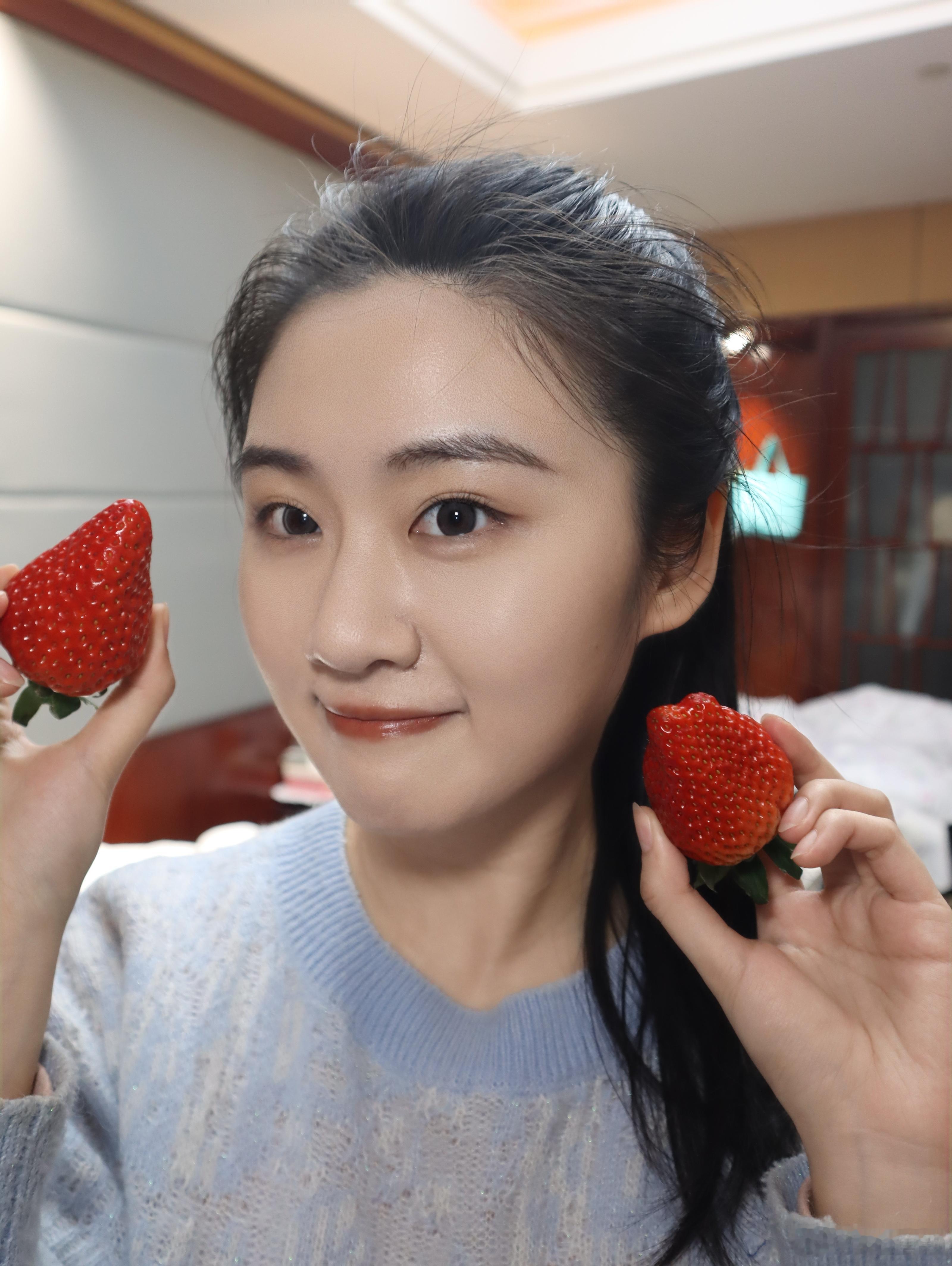 是谁吃上了黄景瑜老师送的丹东草莓🍓！卢总送的草莓真是巴掌这么大一个！感谢宋家腾
