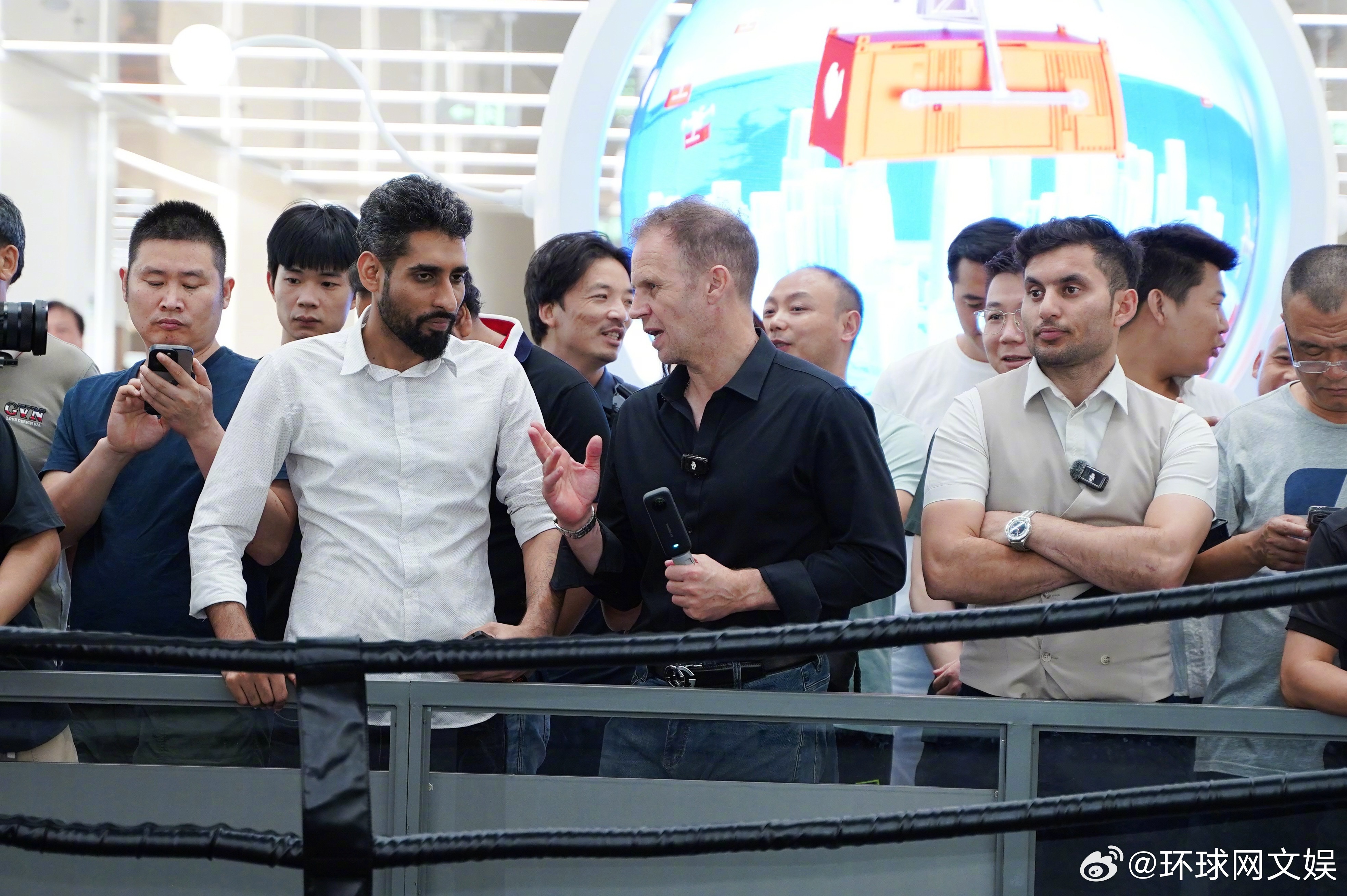 【#全球外贸人的宇宙中心来了# 】 义乌全球数贸中心开业，全球客商齐聚义乌，共赴