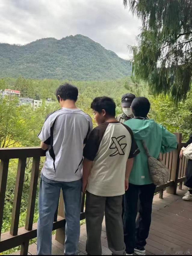 安吉长势喜人，13岁的他身高已超越父亲沙溢，少年英气勃发，未来可期！ ​​​