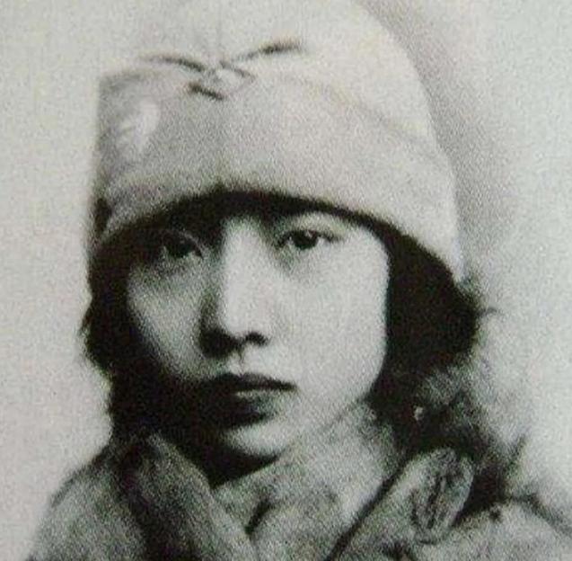 1930年，梅兰芳的伯母去世，孟小冬剪了短发，戴了白花前往梅家吊孝，不料二夫人福