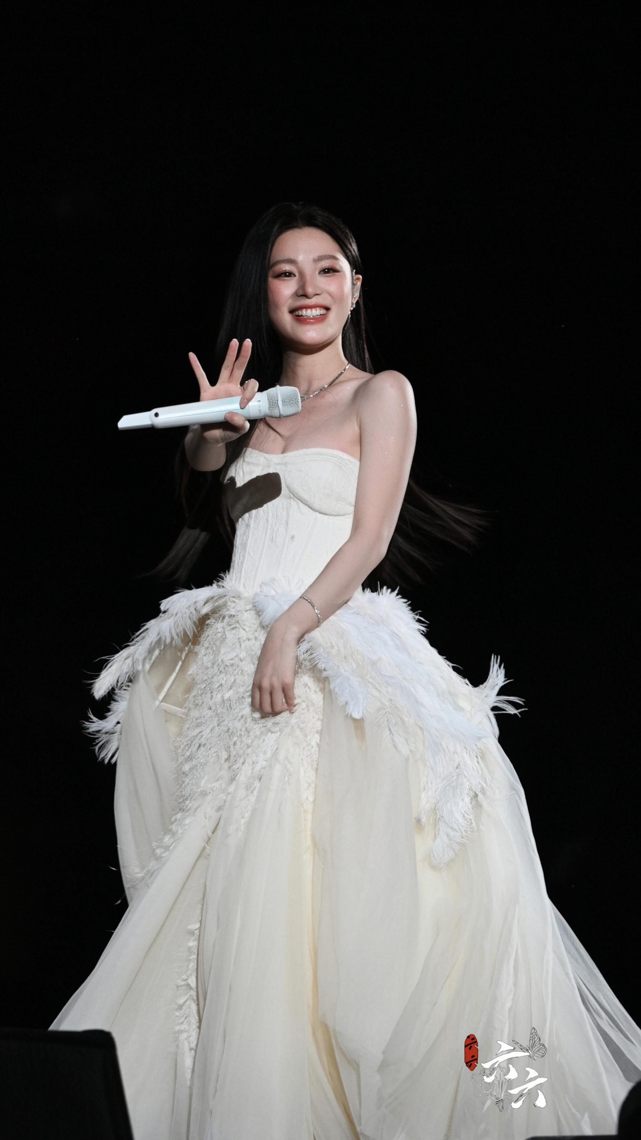 姚晓棠说王栎鑫声音很浑厚姚晓棠谈和王栎鑫首次合作舞台 提到“姚晓棠”三个字，她希