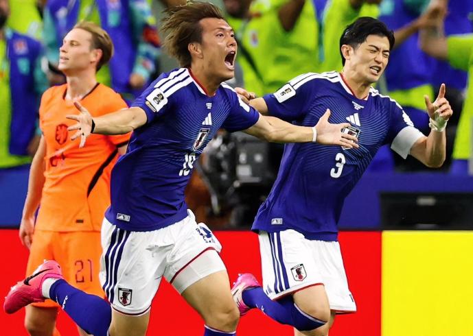 一定要把世界杯带回日本！日本队在本届美加墨世界杯首战中以2:2逼平荷兰队后，日本