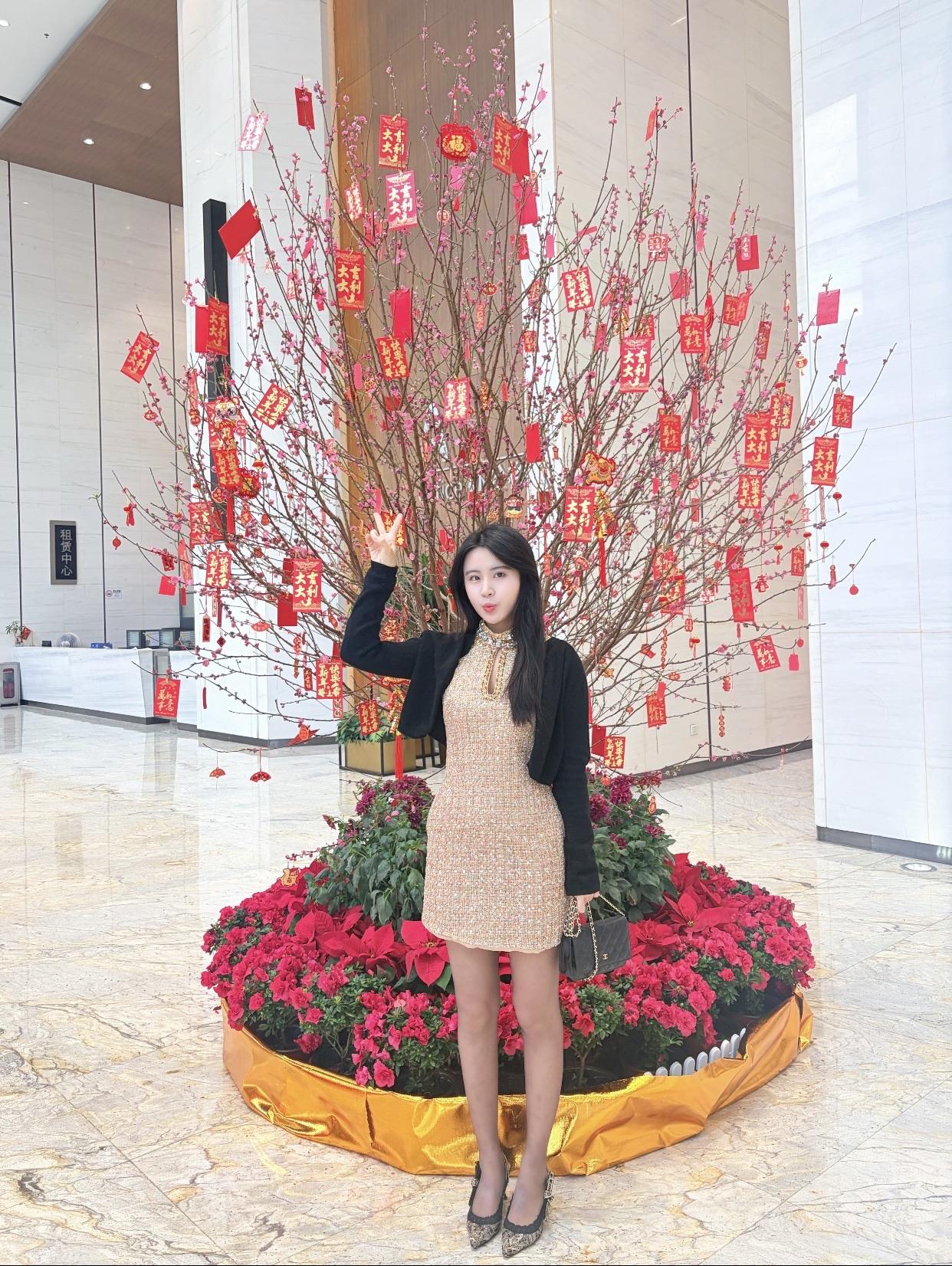 红妆映春意，笑语闹新春。