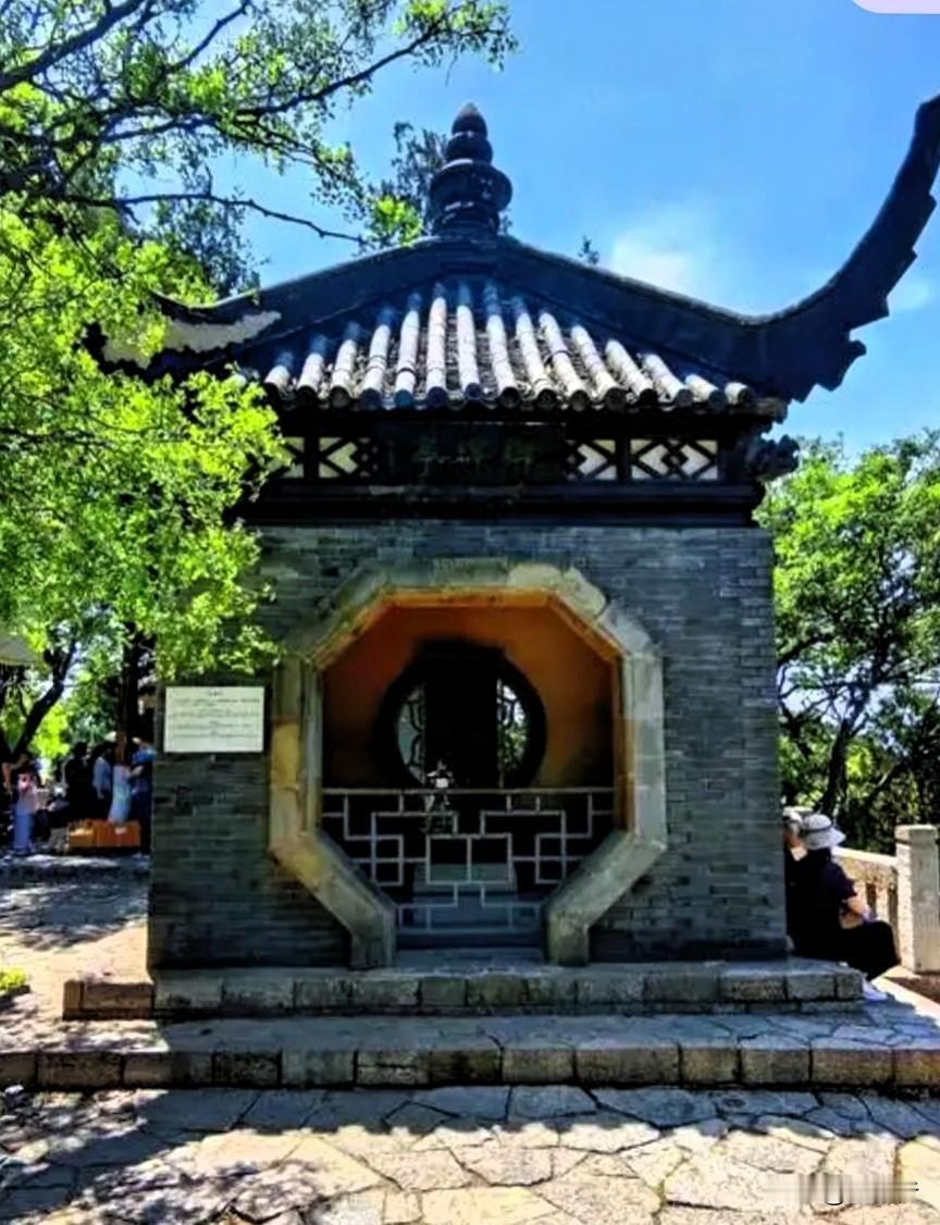 徐州云龙山有两个亭子，都与乾隆皇帝有关。一个是御碑亭，一个是御笔亭，分别在第一节