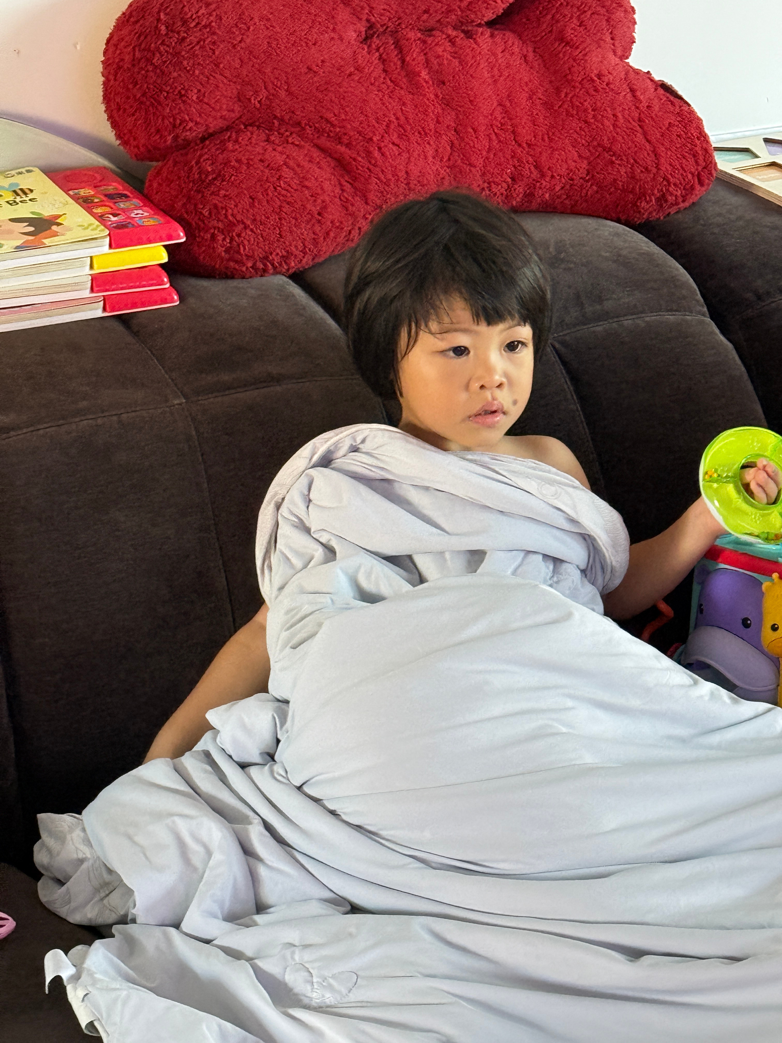 起床小哭一阵，理由是要妈妈要妈妈擦鼻涕、要妈妈起床、要妈妈抱、要妈妈去拿新被被（