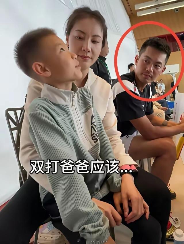 林丹的眼里，满满都是对谢杏芳的爱意，真羡慕她，有一个事业这么成功的老公。 
