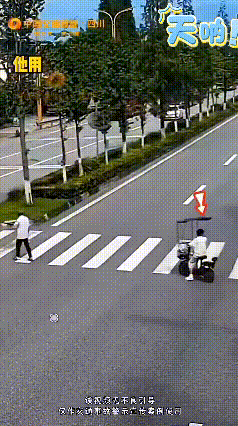 从庆幸到绝望，他只用了0.5秒。
这是“中国交通频道”发布的一段安全警示教育视频