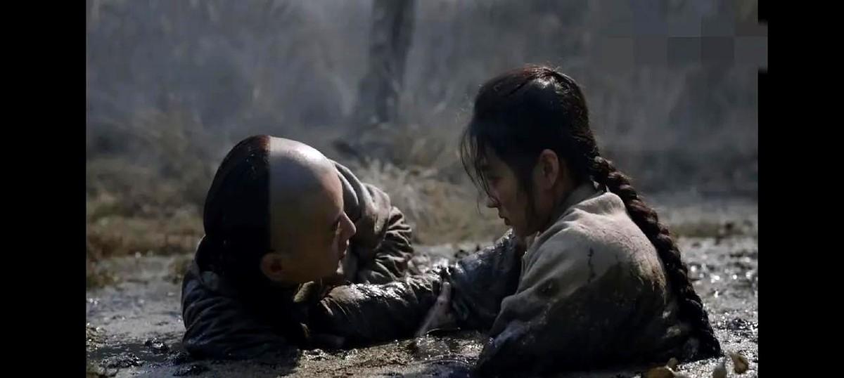 没想到关键时刻那么讲

古平原为了救常玉儿二话不说躺在地上慢慢滚去沼泽地拉她。