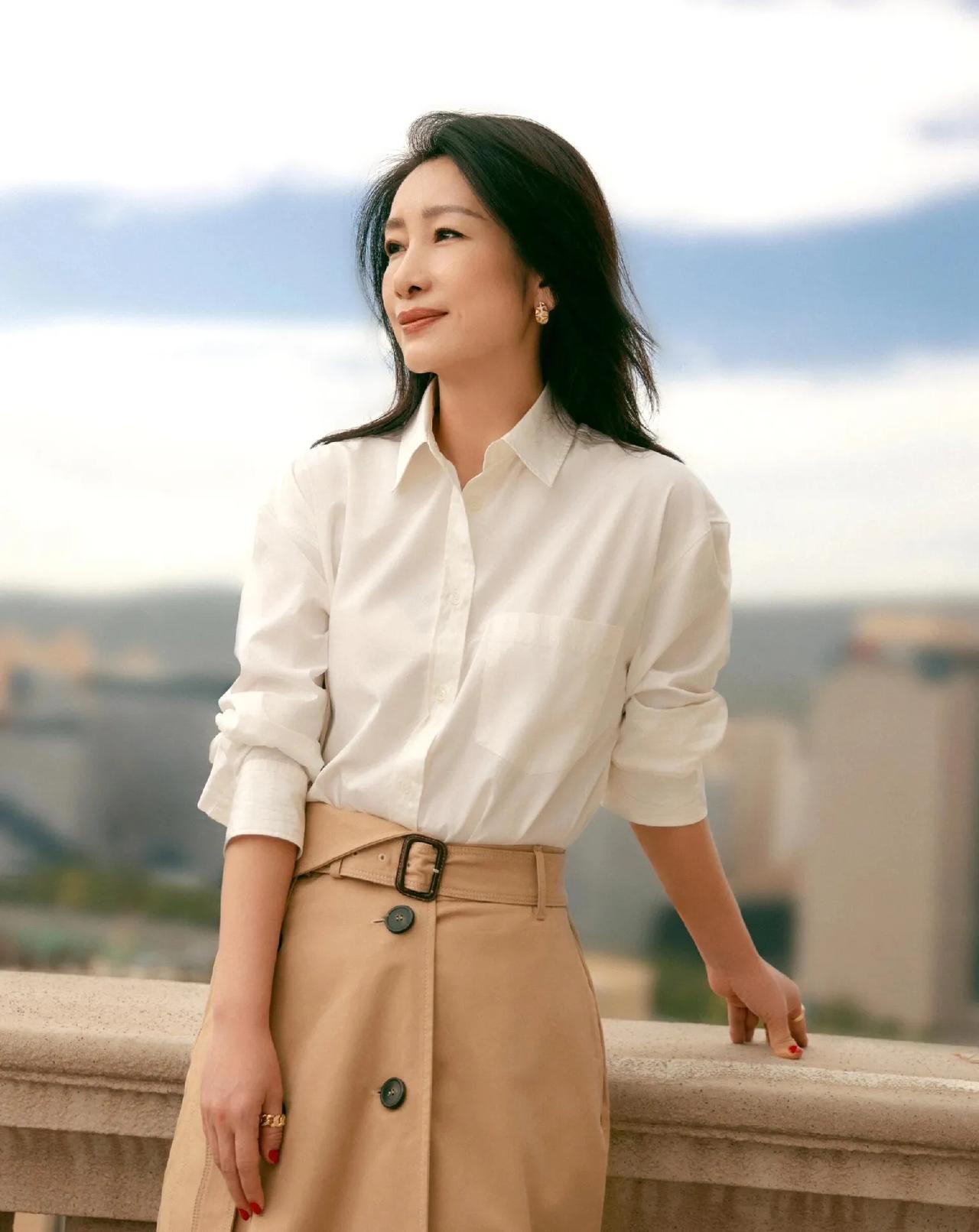 秦海璐这套穿搭，直接把70后女性的高级感焊在身上了！🔥
白衬衫+卡其半身裙，简